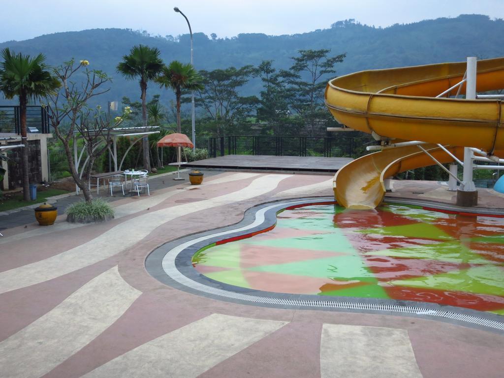 Bess Resort & Waterpark Hotel And Convention Malang Exterior photo